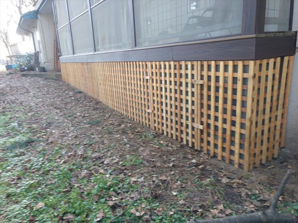 Trex Savanna Gold Decking, Lava Rock post wraps, on a screened in deck.