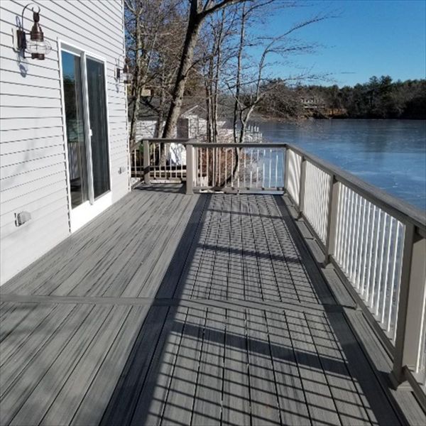 Trex Transcend Island Mist Decking, Hidden Fasteners, Trex Railing System in Gravel Path with White Round Balusters