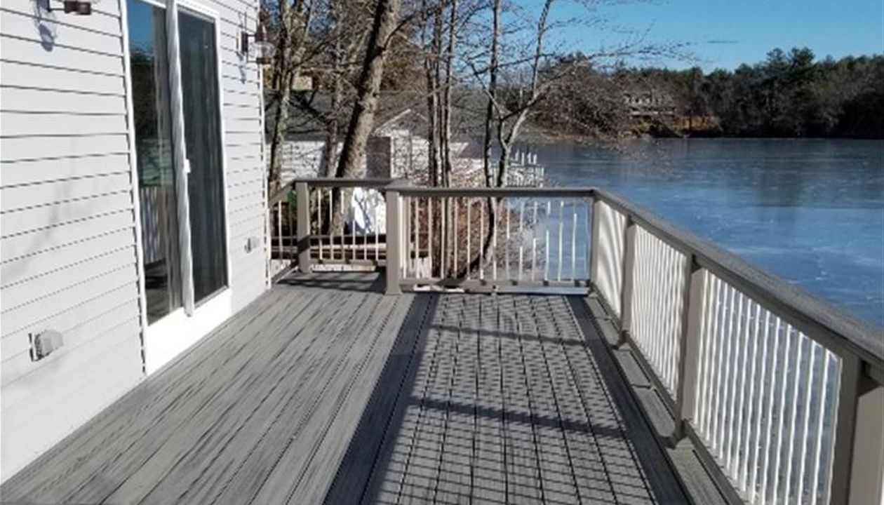 Trex Transcend Island Mist Decking, Hidden Fasteners, Trex Railing System in Gravel Path with White Round Balusters