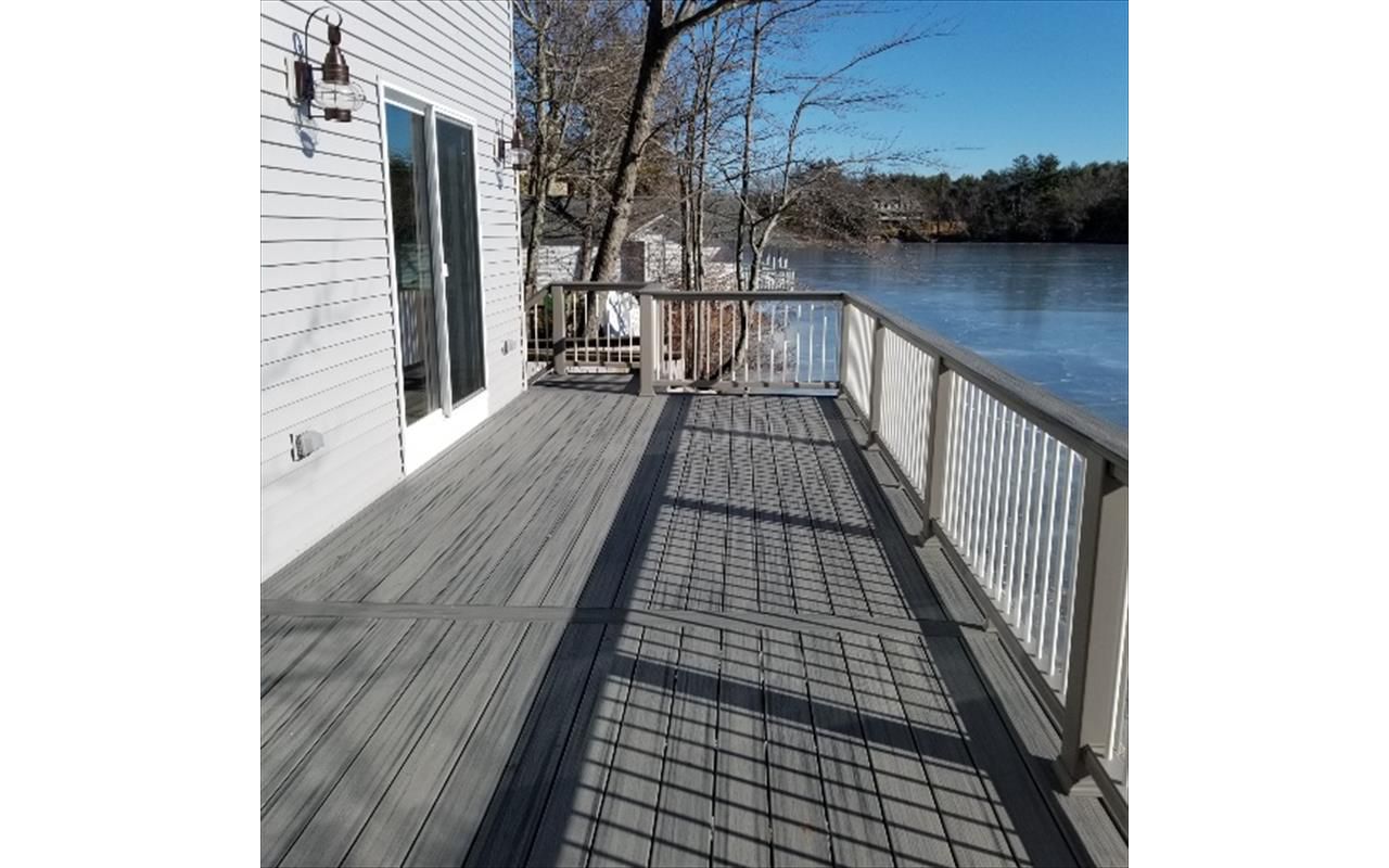 Trex Transcend Island Mist Decking, Hidden Fasteners, Trex Railing System in Gravel Path with White Round Balusters