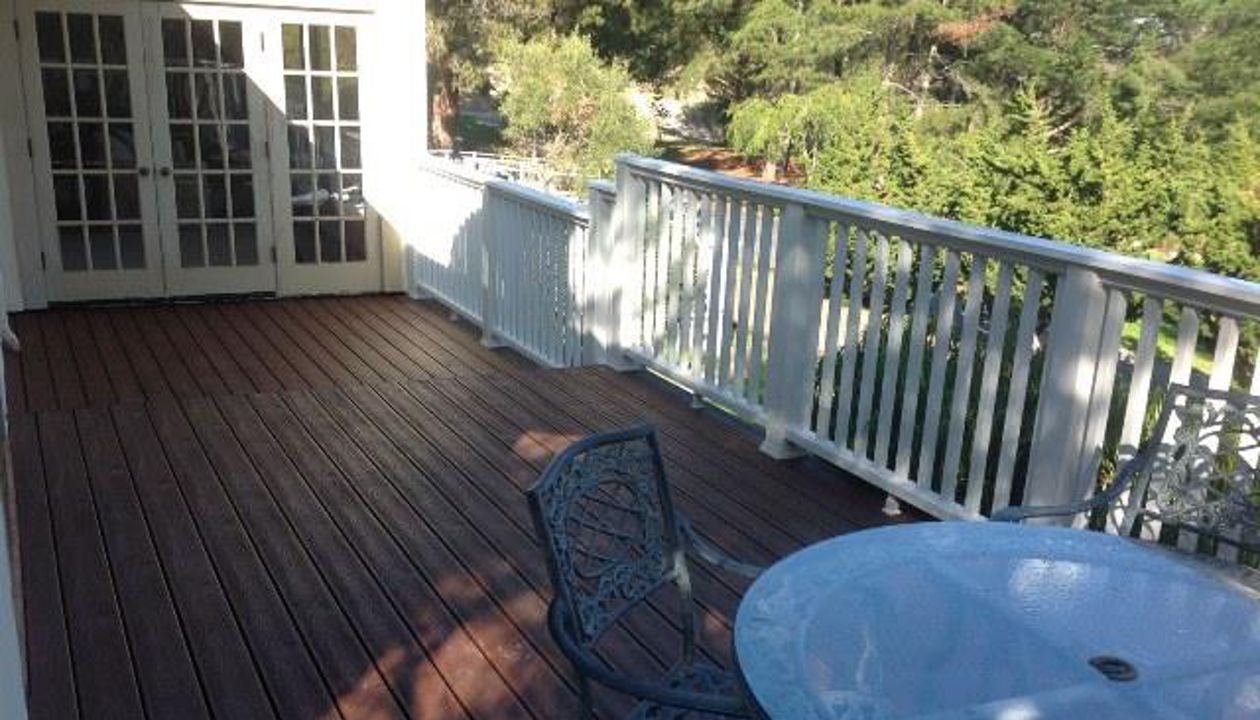 Trex Deck - Fire Pit with white Transcend Rail