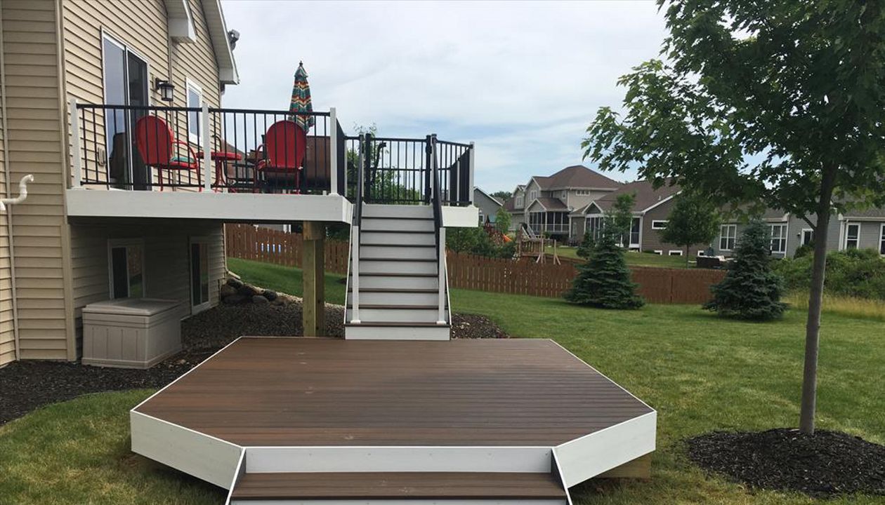 TREX TRANSCEND DECKING (SPICED RUM & WHITE)