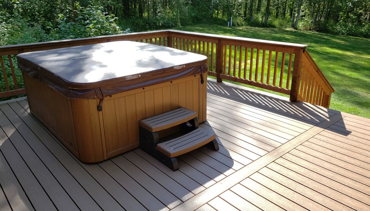 Trex Enhance Beach Dune provides an inviting and comfortable look.