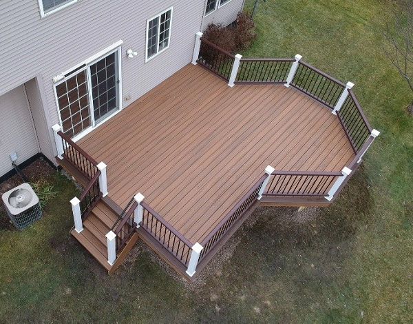 Trex Havana Gold decking with a single Vintage Lantern Border. Also including a Trex Transcends Vintage Lantern railing.