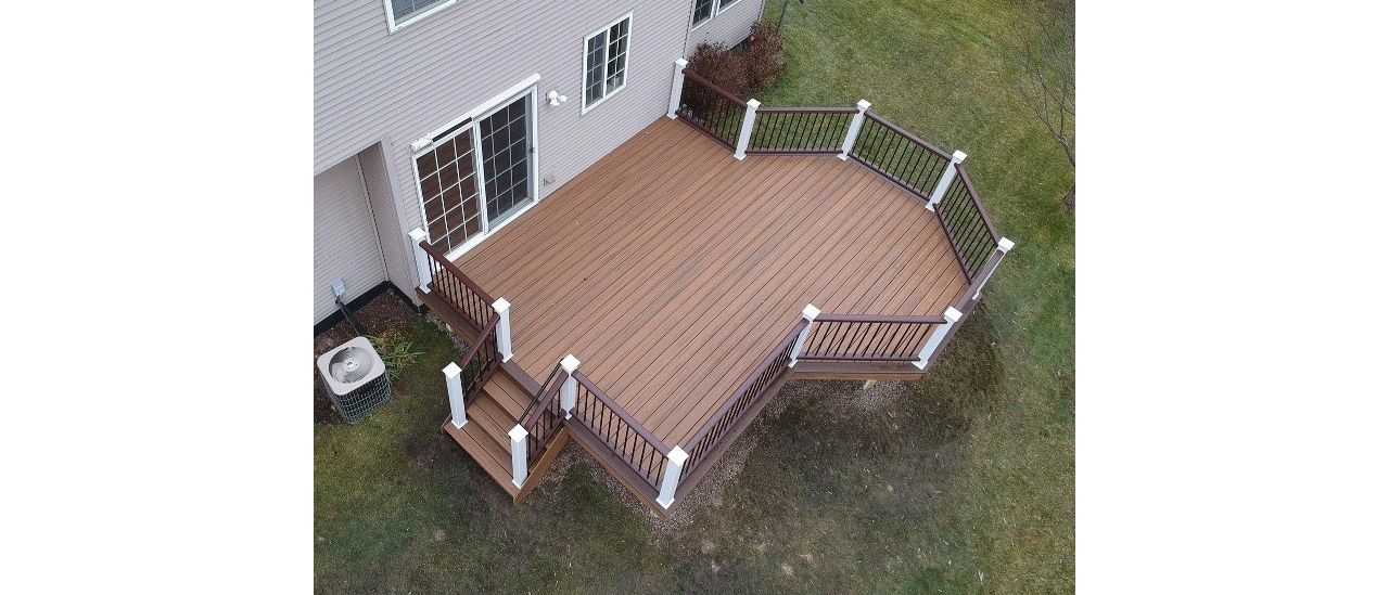 Trex Havana Gold decking with a single Vintage Lantern Border. Also including a Trex Transcends Vintage Lantern railing.