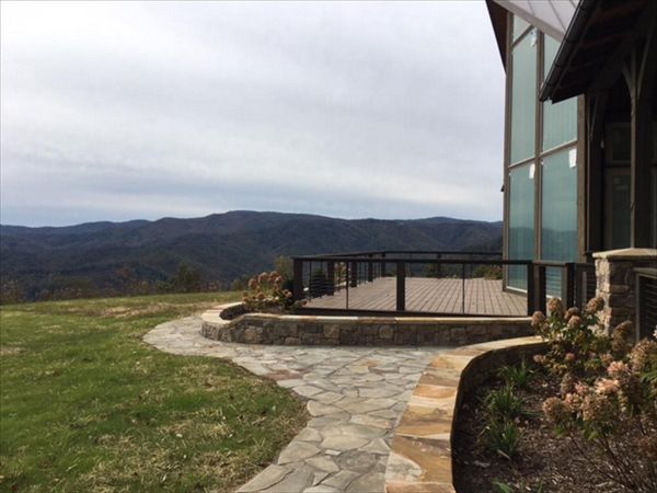 Trex Transcend Havana Gold deck fits in perfectly with this rustic hardscape.