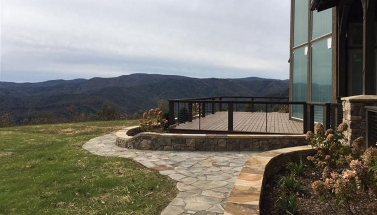 Trex Transcend Havana Gold deck fits in perfectly with this rustic hardscape.