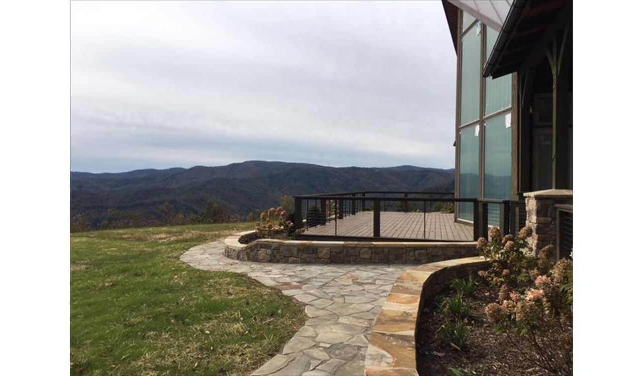 Trex Transcend Havana Gold deck fits in perfectly with this rustic hardscape.