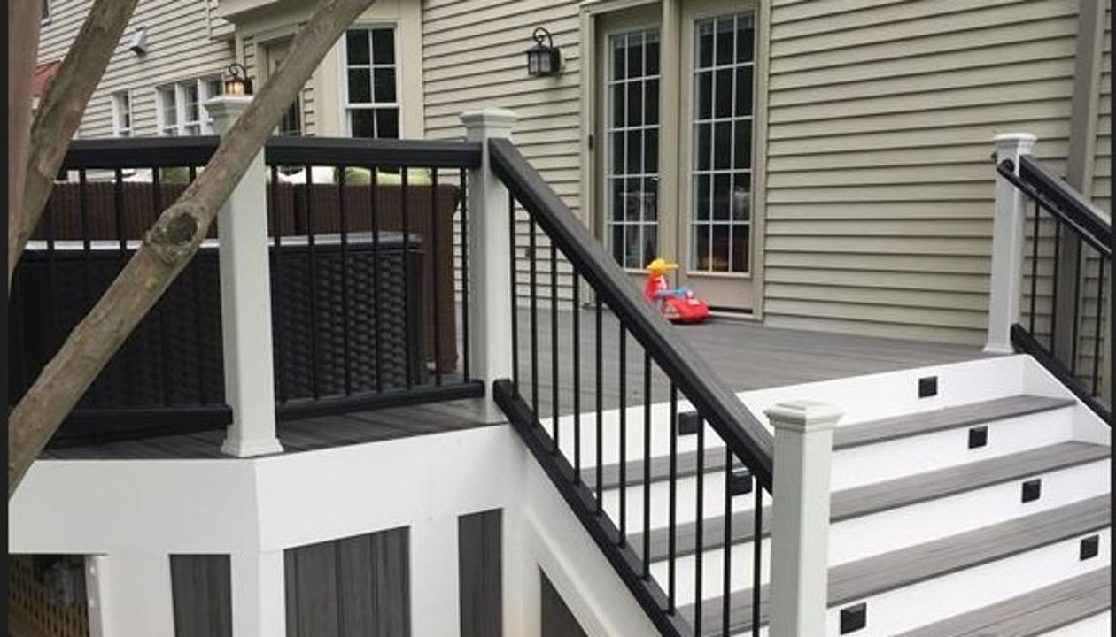 Trex Transcend Island Mist Deck with Trex Transcend Charcoal Black Railing featuring 2x4 Island Mist Cocktail Railng and Trex Transcend Island Mist skirting