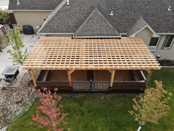 A 15'x26' Trex with Trex Select Saddle and Woodland Brown decking and Doug Fir Pergola