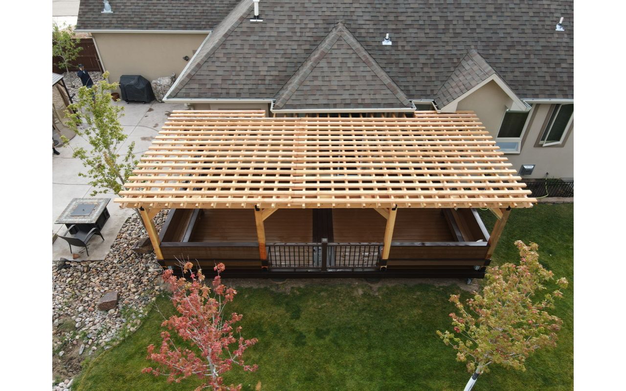 A 15'x26' Trex with Trex Select Saddle and Woodland Brown decking and Doug Fir Pergola