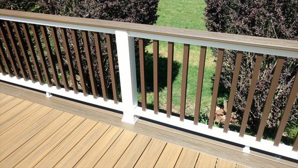 Trex Havana Gold Decking with Trex Spiced Rum Boarder. Trex Hide-A-Way hidden fasteners were used on this Naugatuck Valley Deck. Rail is White Trex Transcends with Trex Tree House balusters.  Cocktail top rail is Trex Spiced Rum
