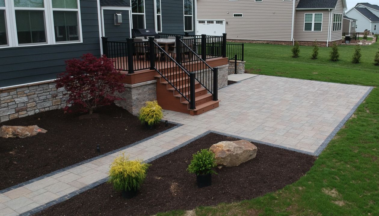 Tiki Torch deck with Black Signature railing