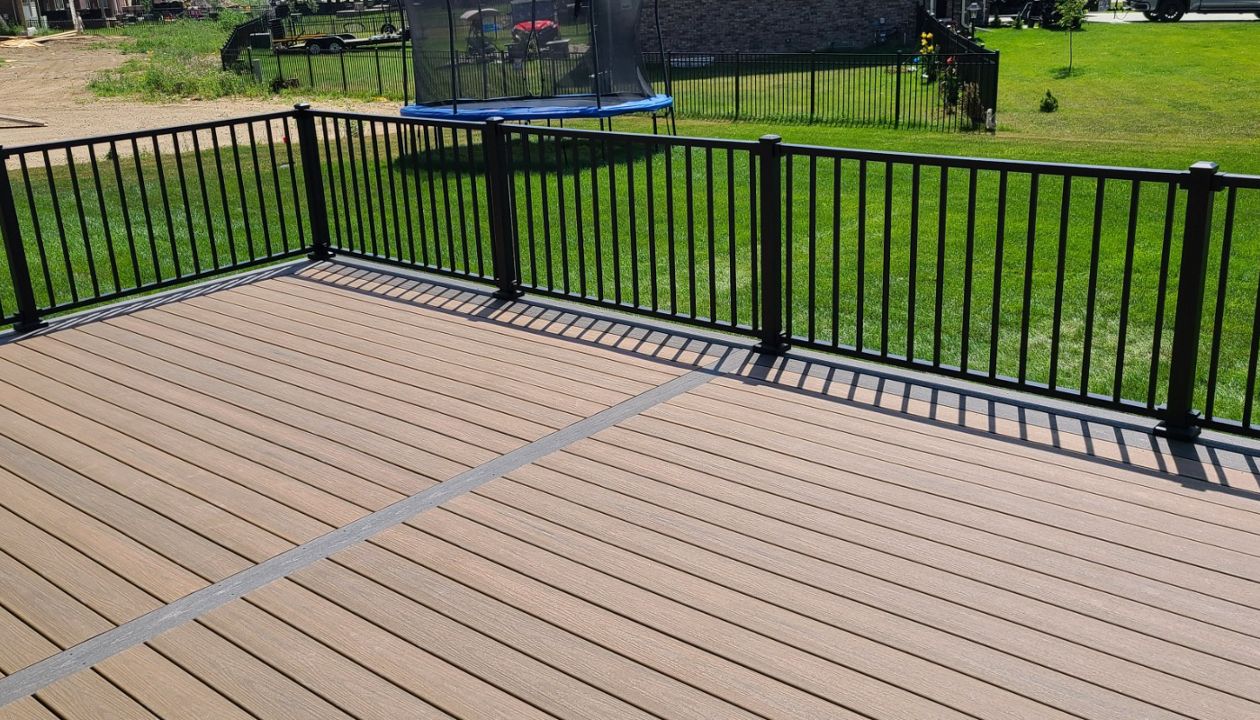 Trex Enhance Naturals Toasted Sand with Coastal Bluff Border Trex Black Signature railing. Chesterfield,Mi