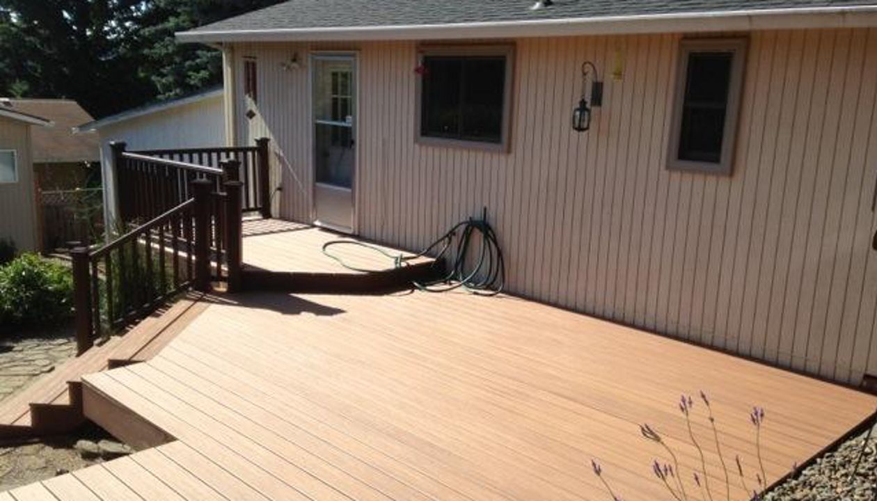 Trex Transcend Tiki Torch Deck with Vintage Lantern Rail