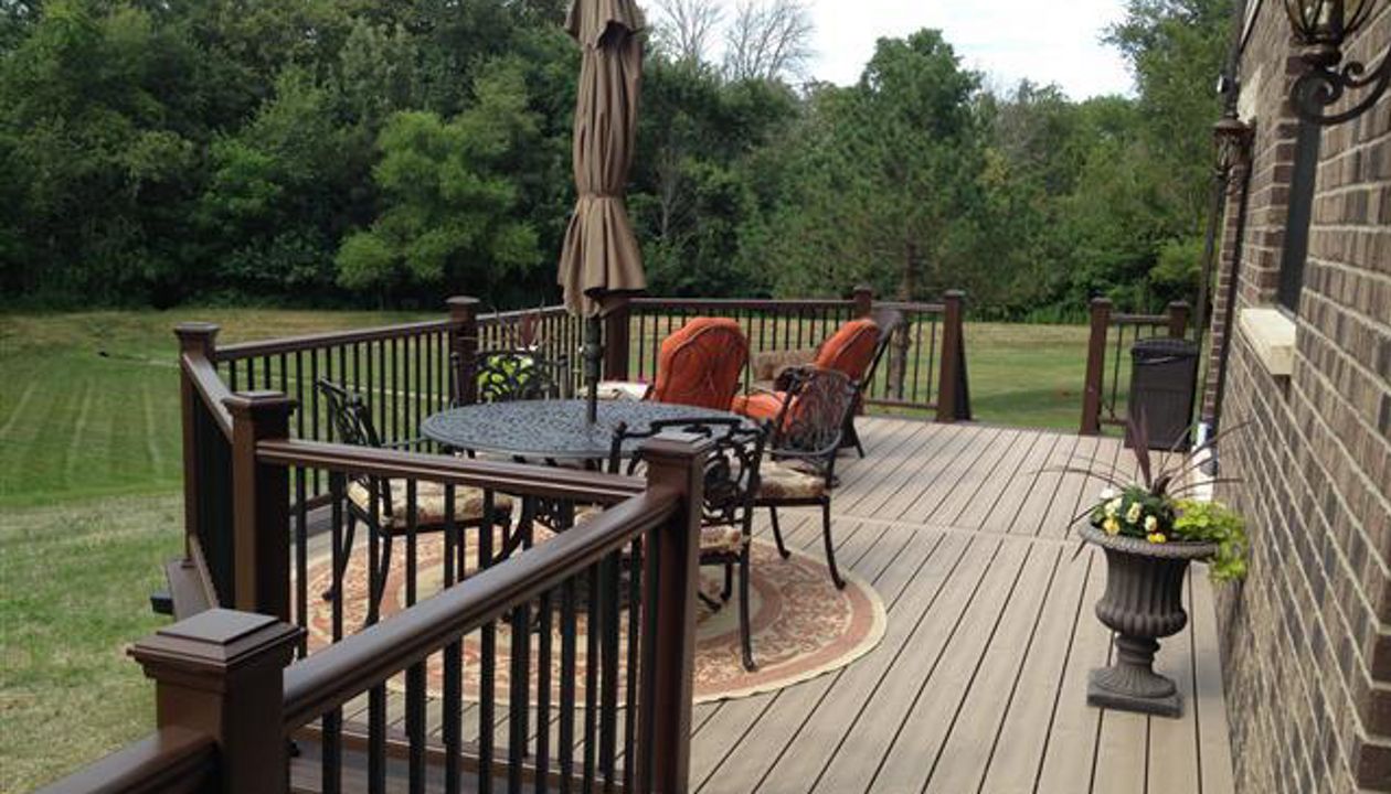 Mokena, Illinois Rope Swing decking with Vintage Lantern border and railing
