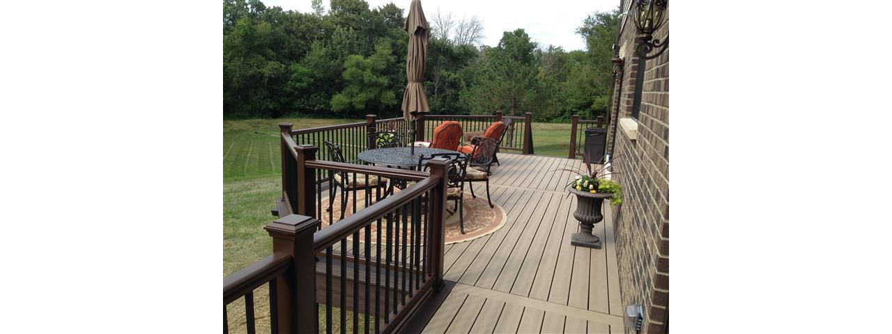 Mokena, Illinois Rope Swing decking with Vintage Lantern border and railing
