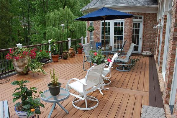 Trex Transcend Tiki Torch decking with double Vintage Lantern picture framing & Trex Transcend Vintage Lantern handrails in Bermuda Run, NC.