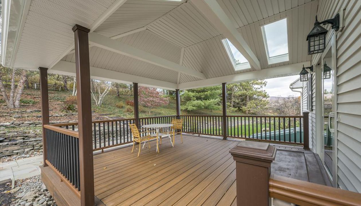 Havana Gold with Spiced rum transcend border, Transcend Tree House rail with Vintage Lantern posts