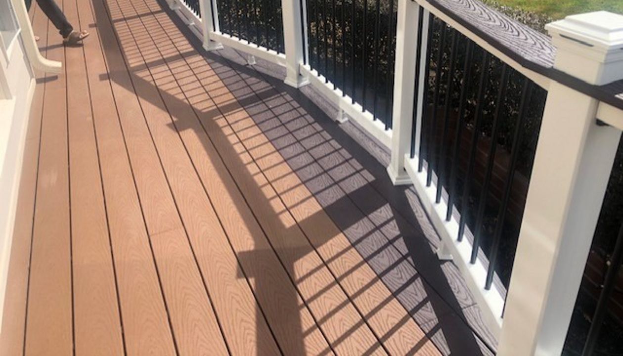 Trex Select Railing with cocktail Woodland Brown cap is great for setting your drink or food during conversation