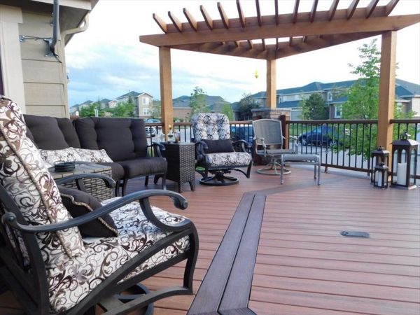 Trex Transcend Tiki Torch decking with Transcend railing.