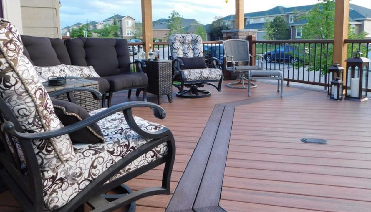 Trex Transcend Tiki Torch decking with Transcend railing.