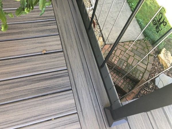 Trex Transcend Island Mist double picture frame gives this deck a great aesthetic!