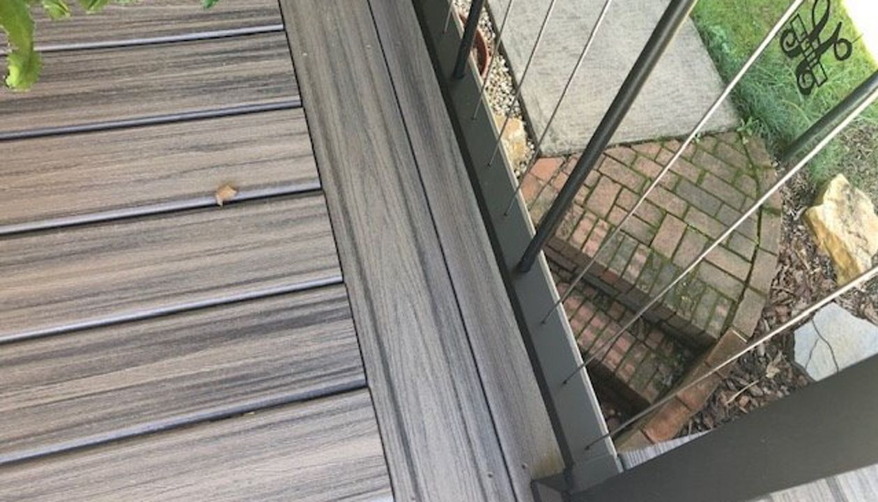 Trex Transcend Island Mist double picture frame gives this deck a great aesthetic!