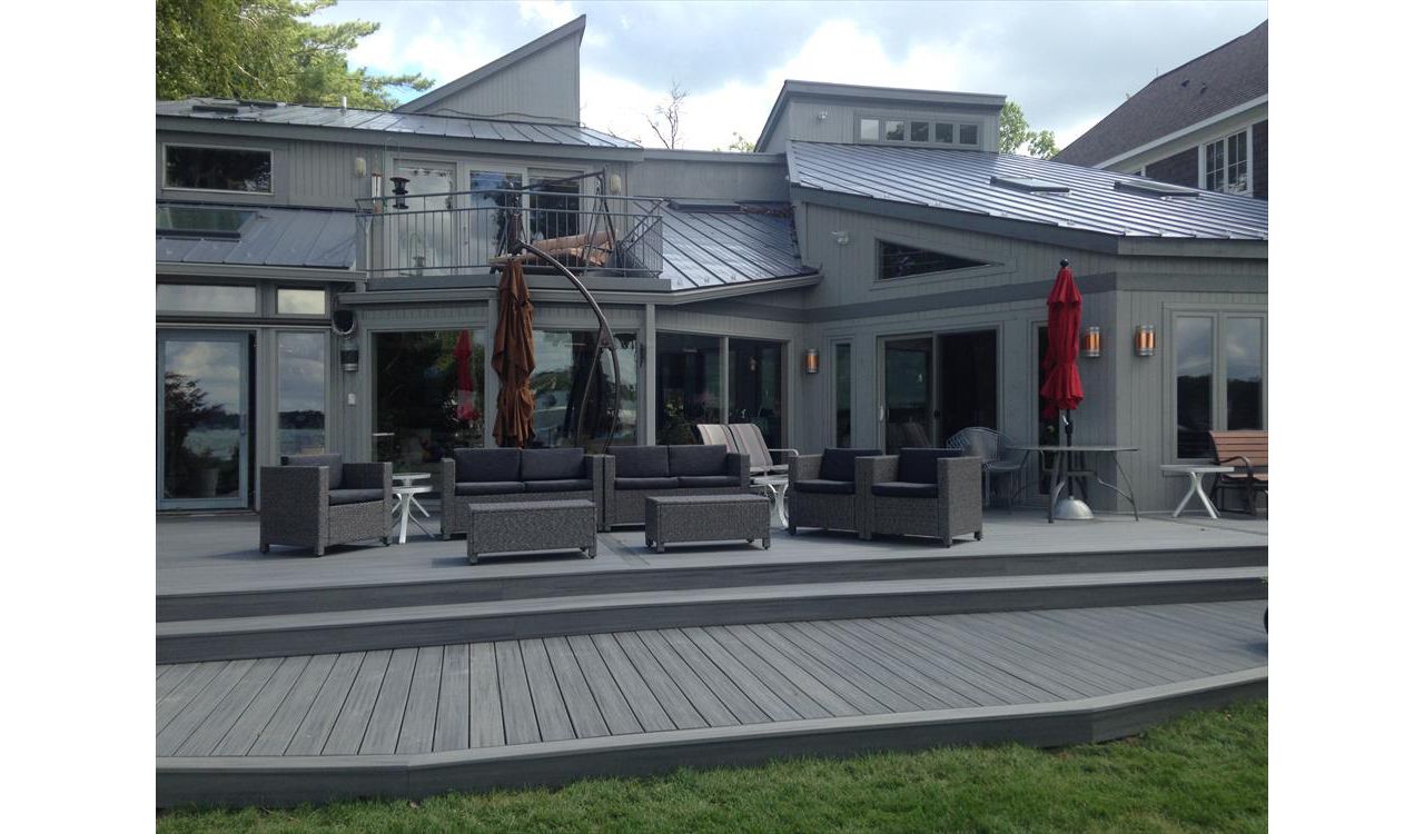 Deck on Union Lake in West Bloomfield, MI., constructed out of Trex Transcend Tropical decking in Island Mist.