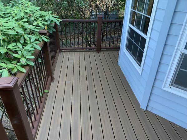 TREX Trascend Vintage Lantern Railing with TREX Deck in Beaverton, OR