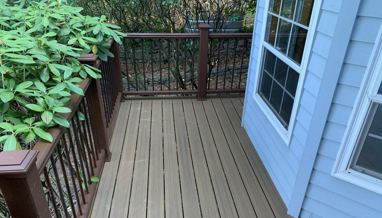 TREX Trascend Vintage Lantern Railing with TREX Deck in Beaverton, OR