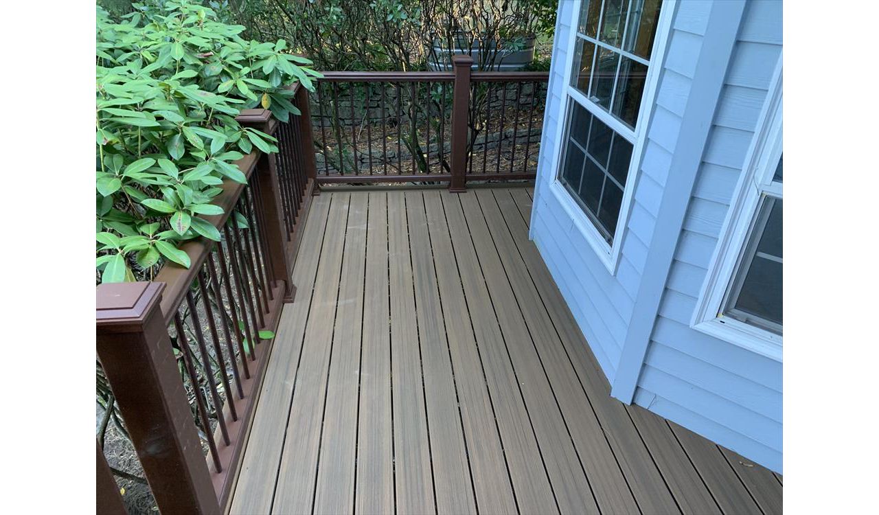 TREX Trascend Vintage Lantern Railing with TREX Deck in Beaverton, OR