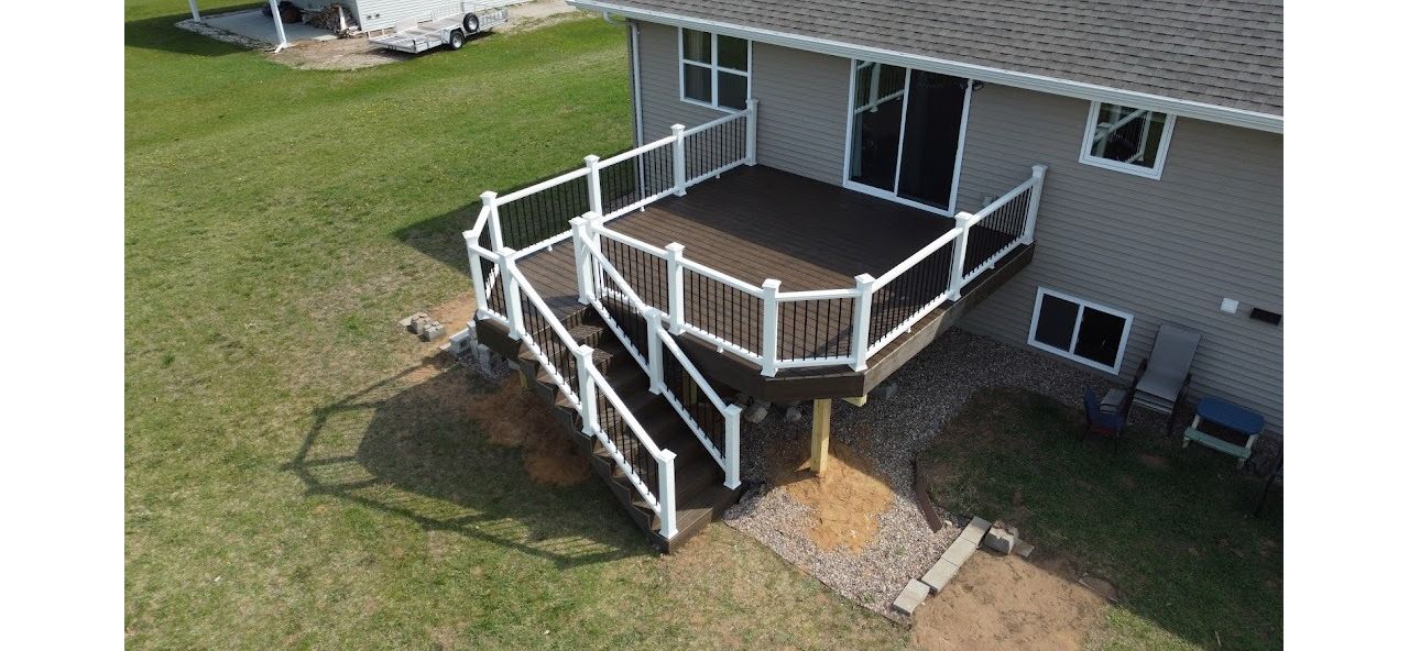 Pulaski - Spiced Rum decking, Transcend White Railing
