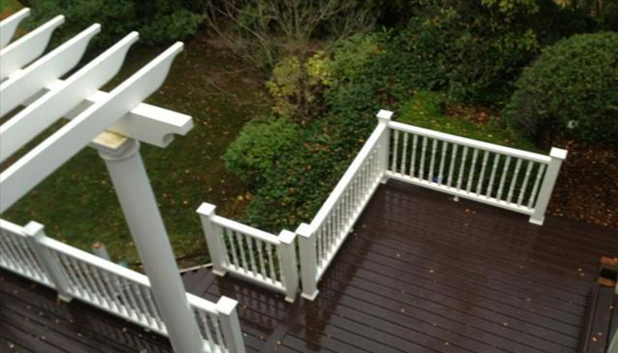 Trex Woodland Brown and White Transcend Rail