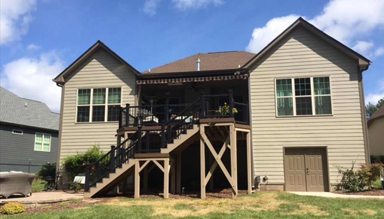 Trex Transcend Spiced Rum deck with Transcend Charcoal Black railing in Wake Forest, NC makes stunning design statement.