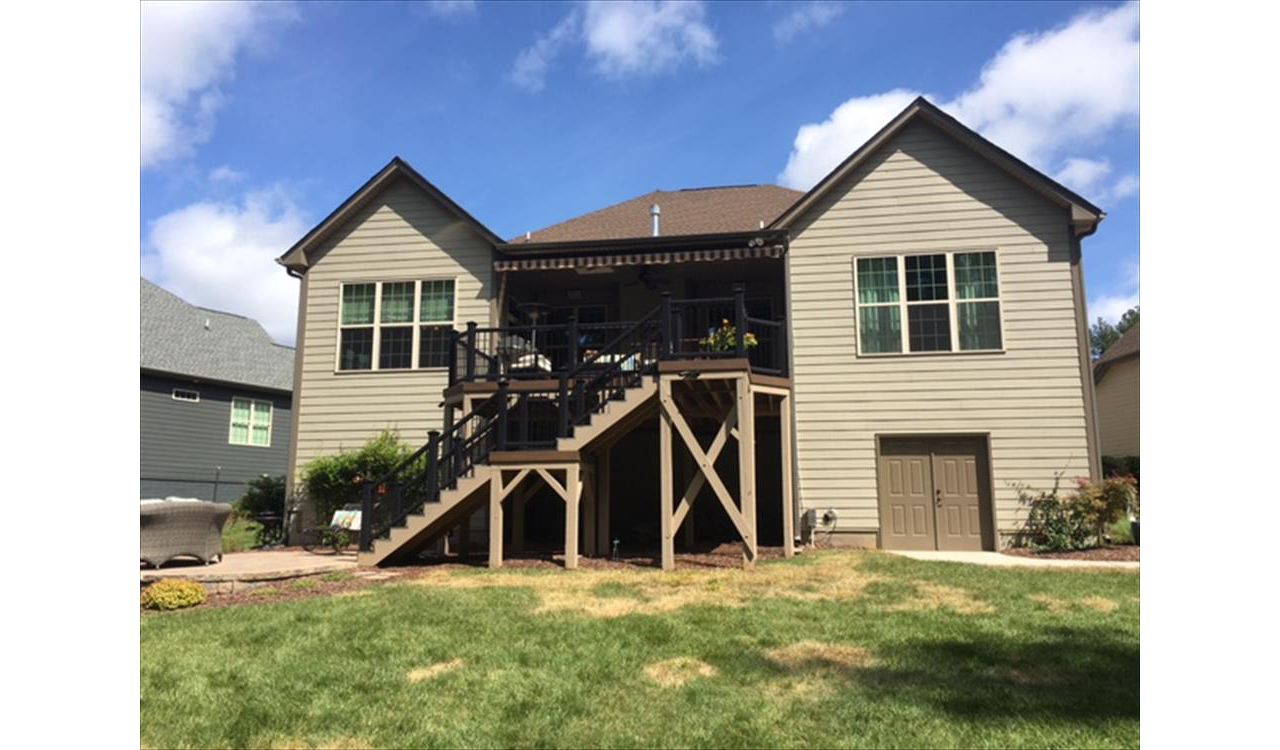 Trex Transcend Spiced Rum deck with Transcend Charcoal Black railing in Wake Forest, NC makes stunning design statement.