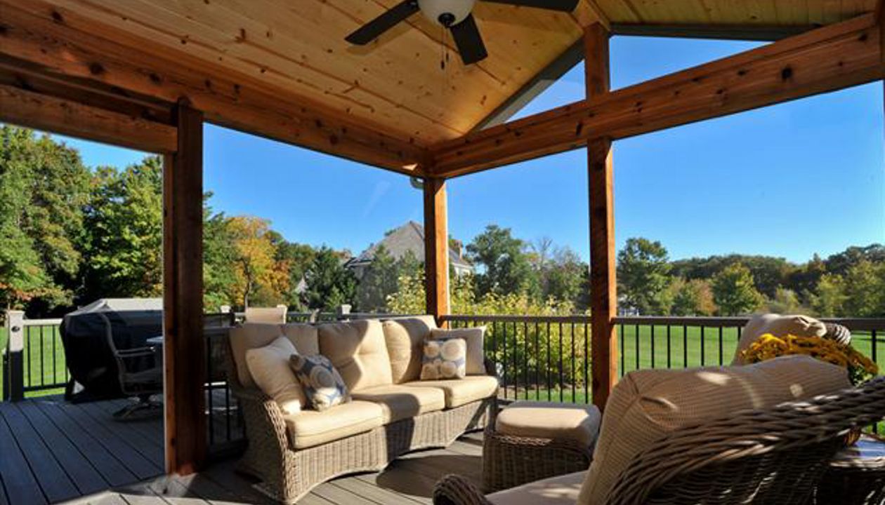 Trex Transcend Deck and Cedar Screen Room