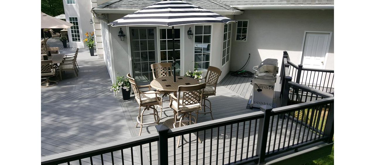 Island Mist with Clam Shell Border, Black Aluminum Balusters, Cocktail Railing