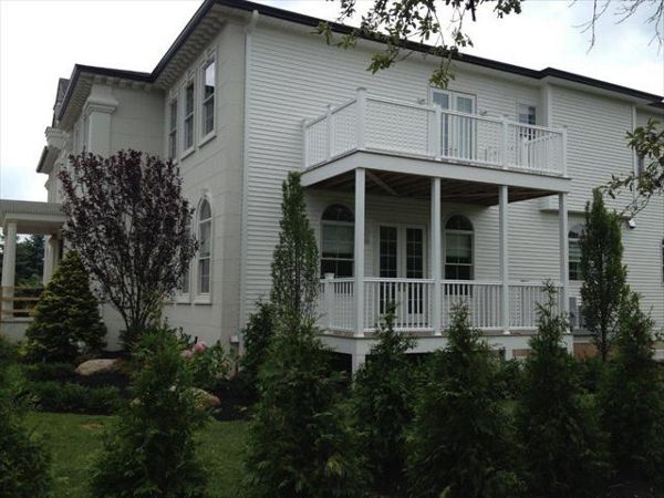 Gravel Path / White rail