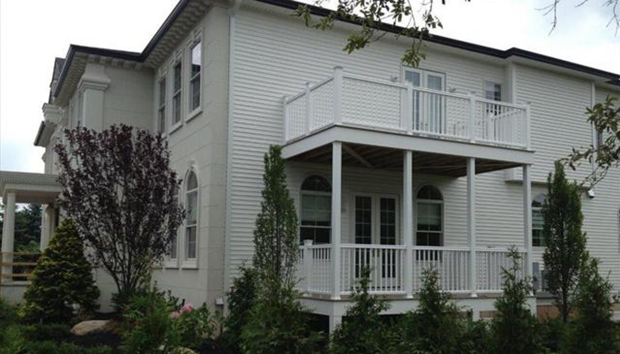 Gravel Path / White rail