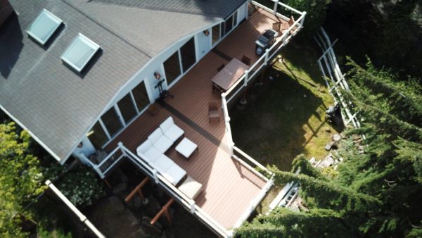 Edmonds, WA Trex Tiki Torch deck with Lava Rock border and white Transcend railing.