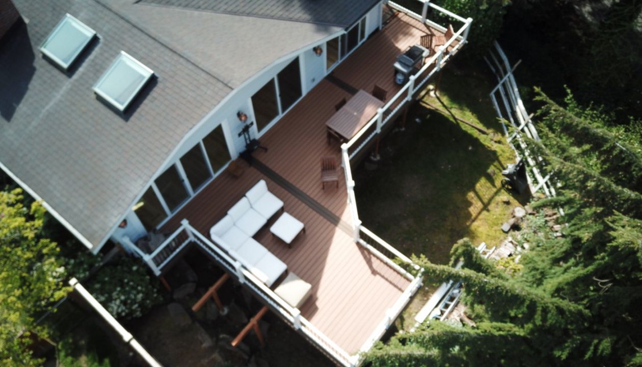 Edmonds, WA Trex Tiki Torch deck with Lava Rock border and white Transcend railing.