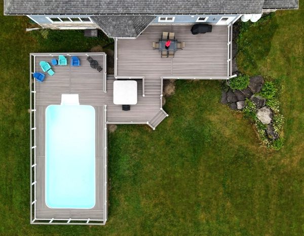 Trex Enhance Rocky Harbor with matching Trex Cocktail Railing. Contact Align Decking today for your custom composite decking needs. Servicing Durham Region, Kawartha Lakes, and the Barrie & Orillia areas.