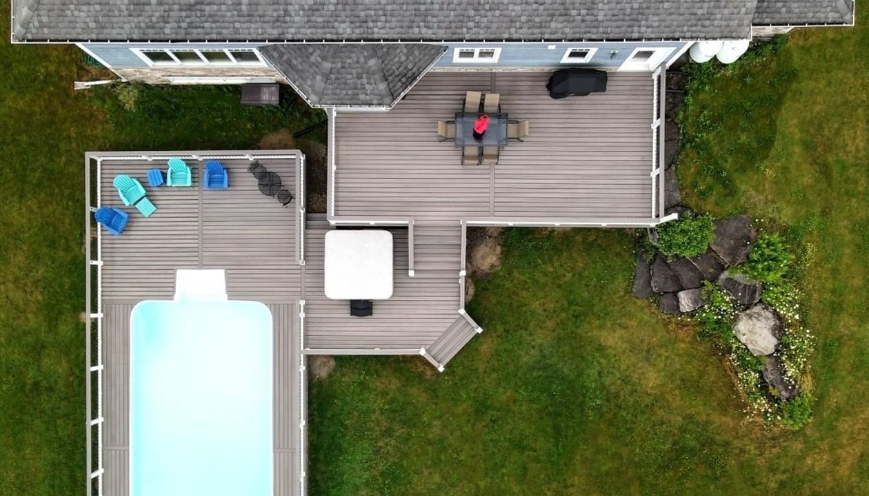 Trex Enhance Rocky Harbor with matching Trex Cocktail Railing. Contact Align Decking today for your custom composite decking needs. Servicing Durham Region, Kawartha Lakes, and the Barrie & Orillia areas.