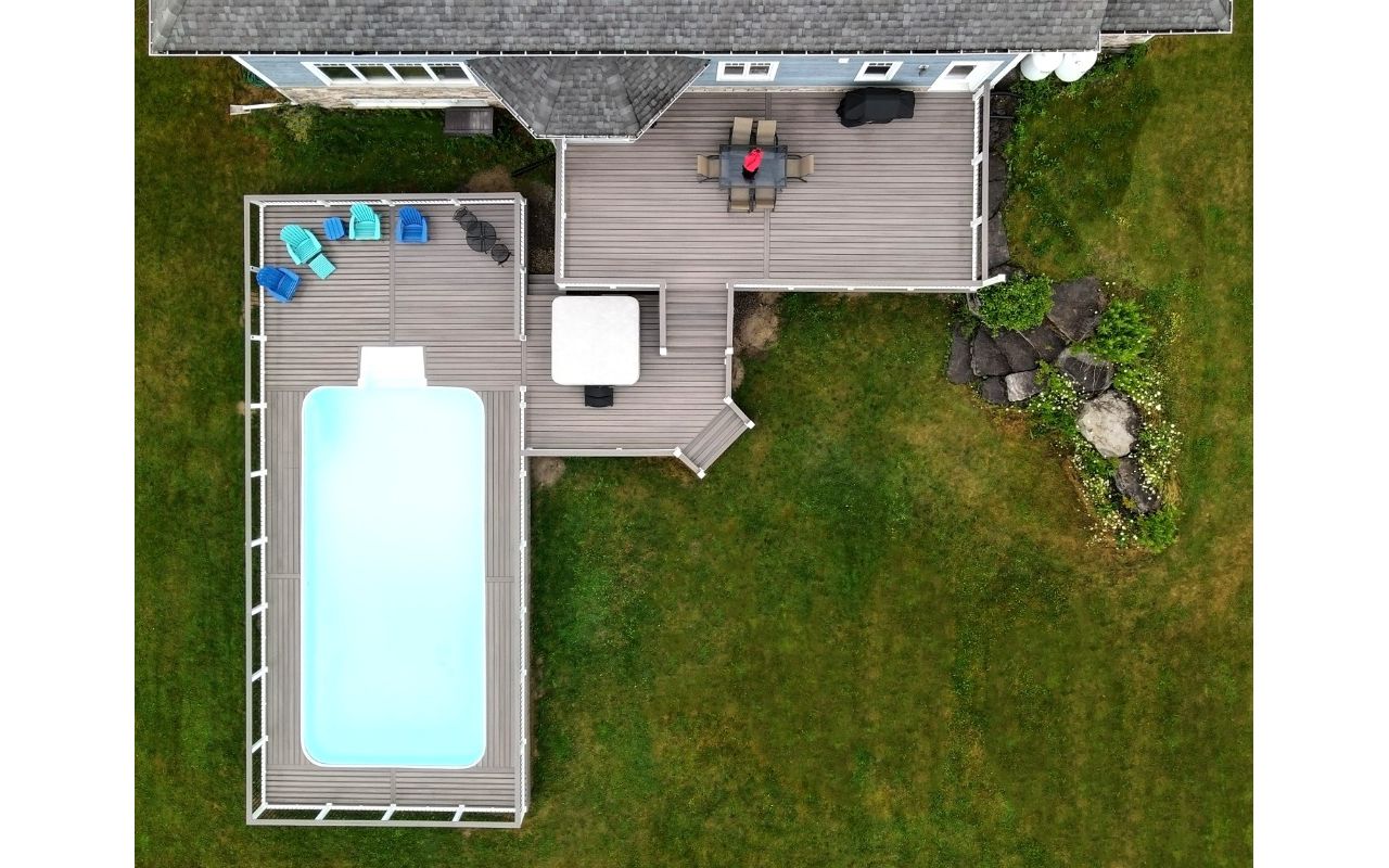 Trex Enhance Rocky Harbor with matching Trex Cocktail Railing. Contact Align Decking today for your custom composite decking needs. Servicing Durham Region, Kawartha Lakes, and the Barrie & Orillia areas.