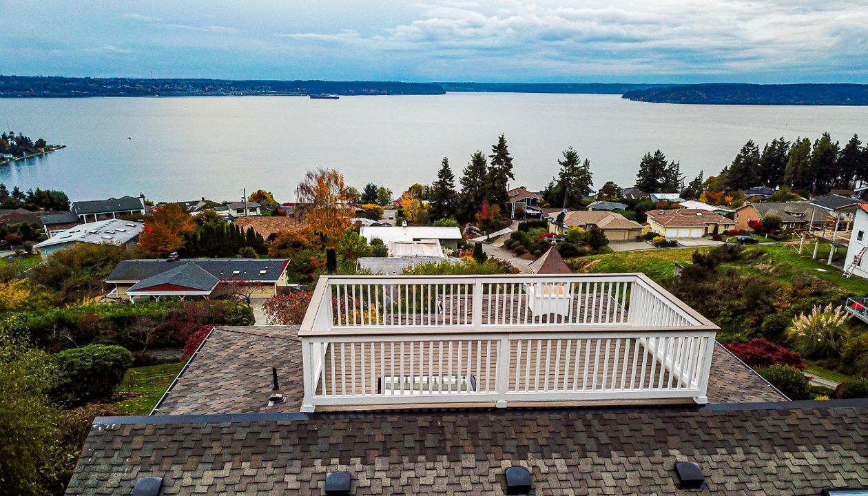 Trex Coastal Bluff, Handmade Top Railing, Crows Nest top Deck