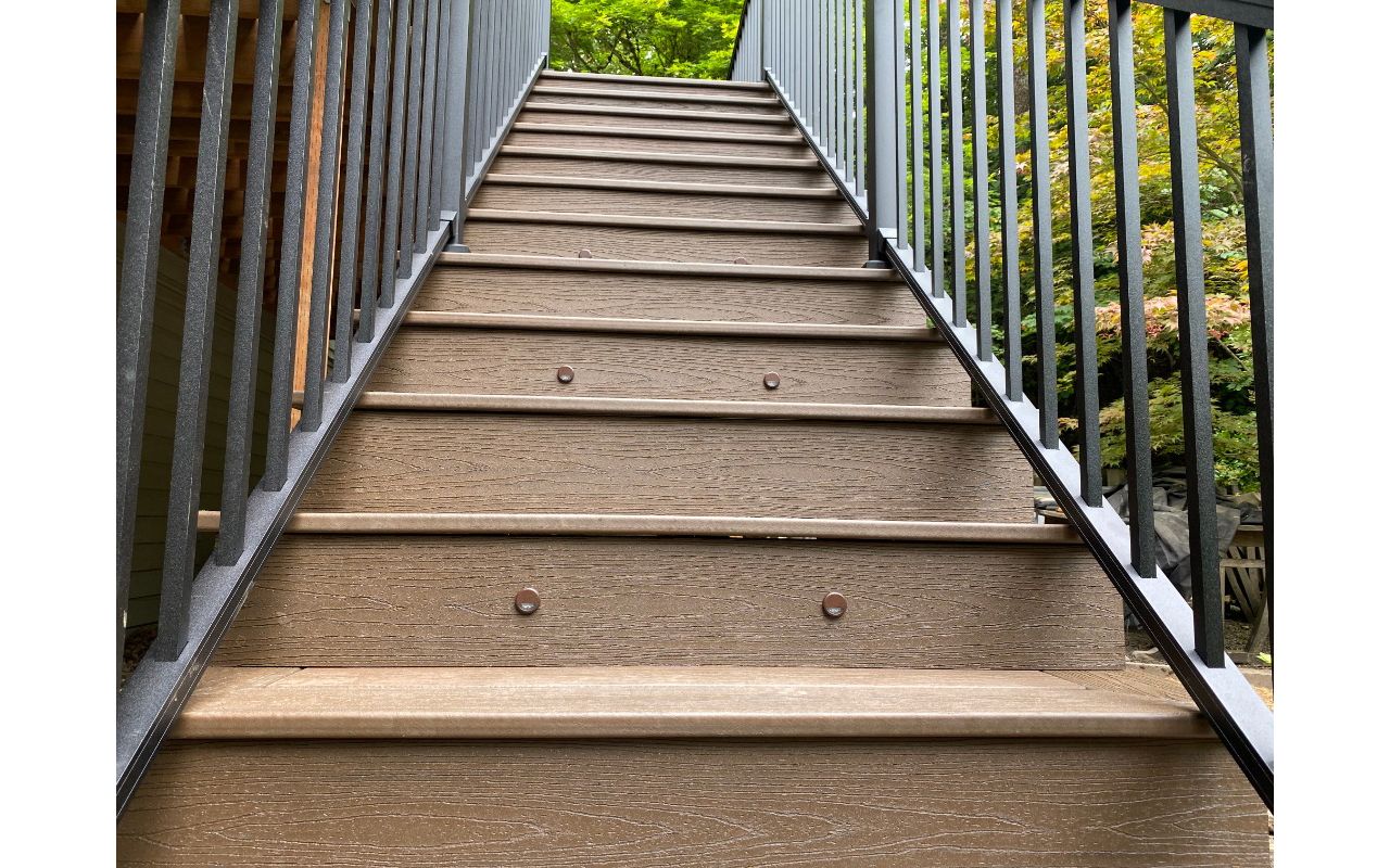 Trex Transcend Spiced Rum decking, Trex riser lights, and Trex Signature railing