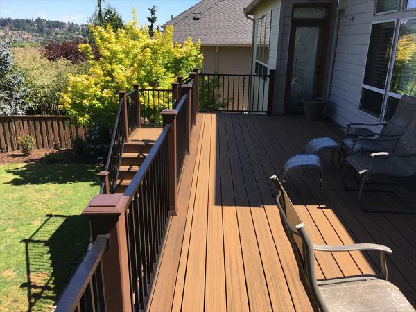 Spiced Rum borders Torino Brown contours Trex Decking with Black signature rail system.