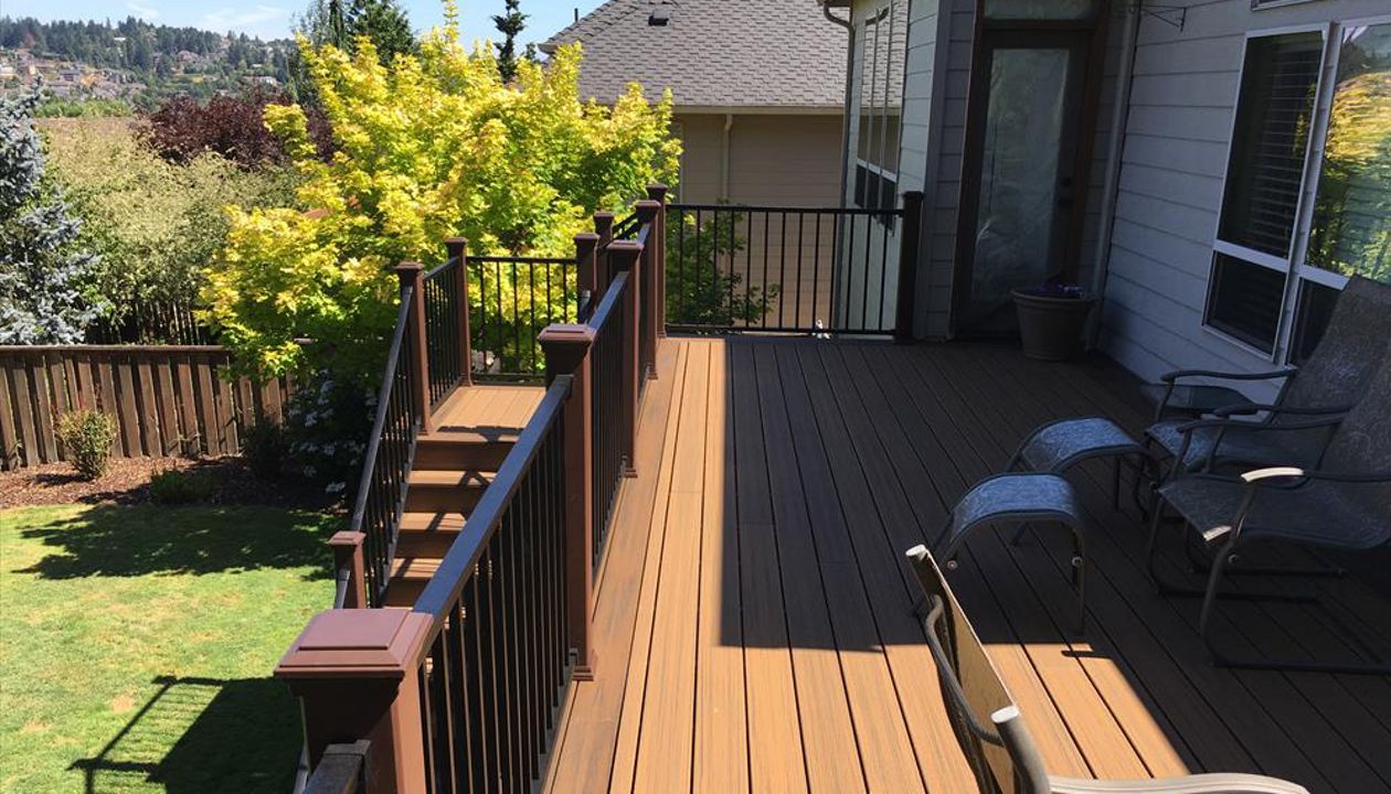 Spiced Rum borders Torino Brown contours Trex Decking with Black signature rail system.