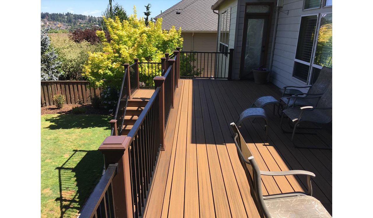Spiced Rum borders Torino Brown contours Trex Decking with Black signature rail system.